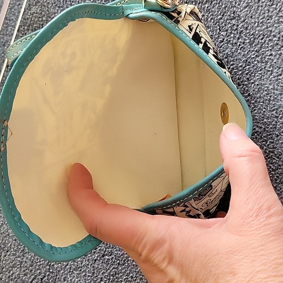 Dooney & Bourke Disney collab very rare wristlet, black & white newspaper print - Picture 5 of 8